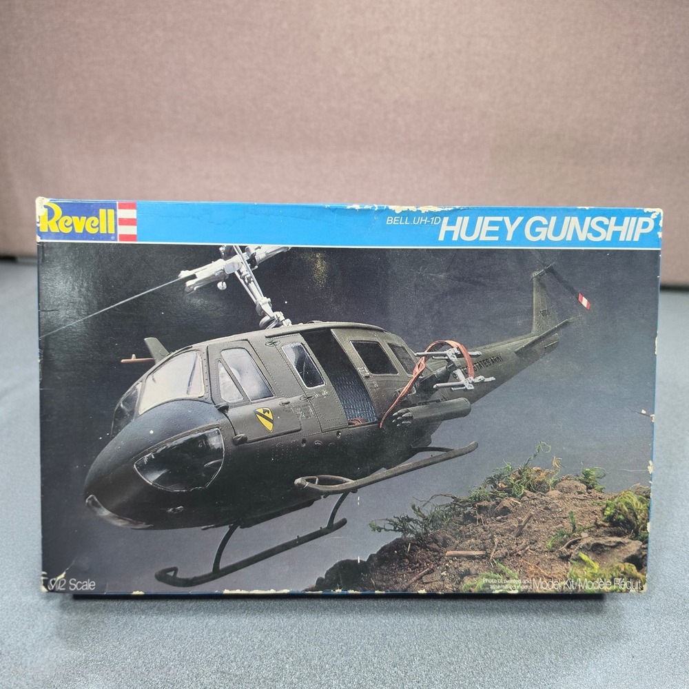 Revell Bell UH-1D Huey Gunship Model Kit #4421 1/32 New Open Box Vintage 1982